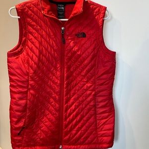 Women’s The North Face vest size Medium Red EUC